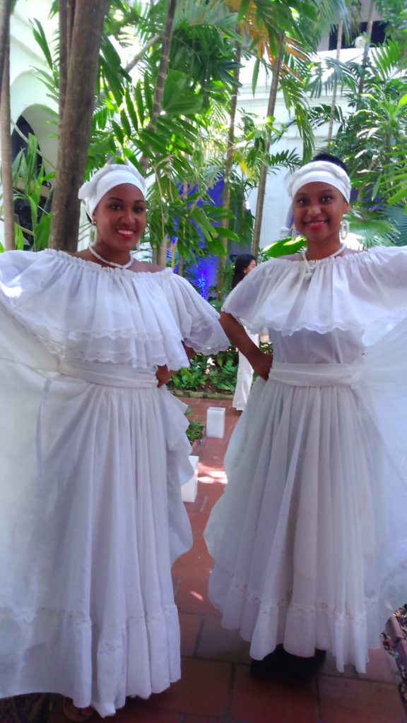 Due donne vestite di bianco ad un matrimonio a Cartagena