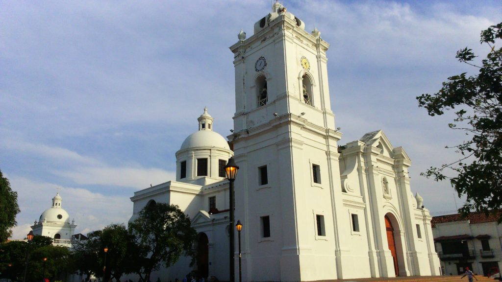 La chiesa bianca coloniale di Santa Marta