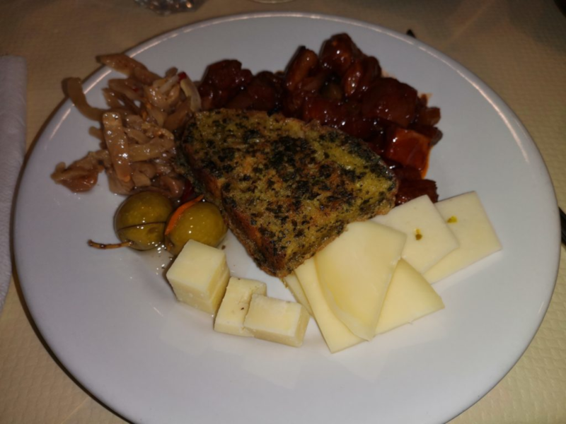 Antipasti di olive e formaggi della cucina del rifugio marini