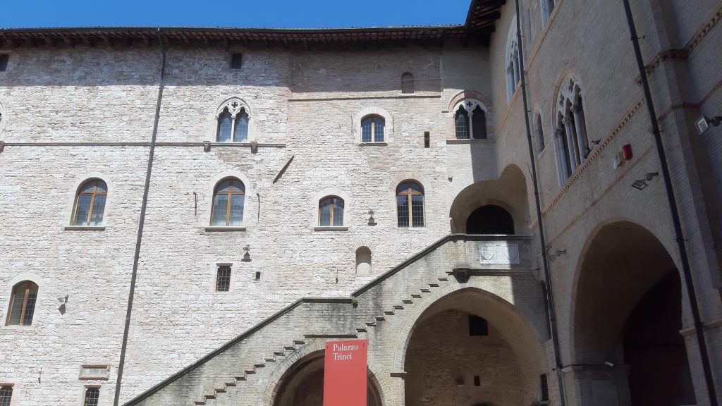 La scala in stile neogotico di Palazzo Trinci di Foligno