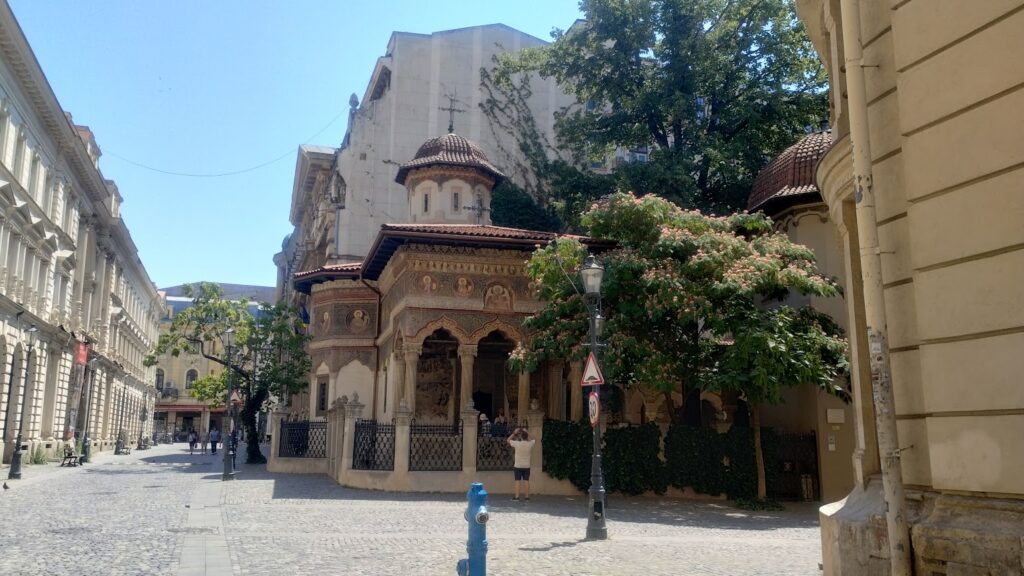 Biserica Stavropoleos nel centro storico di Bucarest, una delle attrazioni da vedere durante un viaggio in Romania