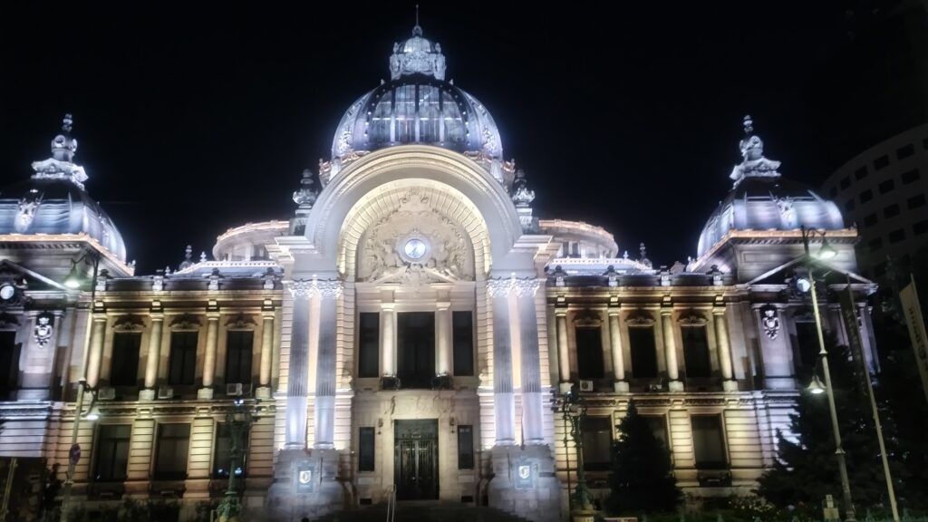 Vista notturna del Palazzo CEC di Bucarest,ia.È stato costruito nel 1900 in stile eclettico.
